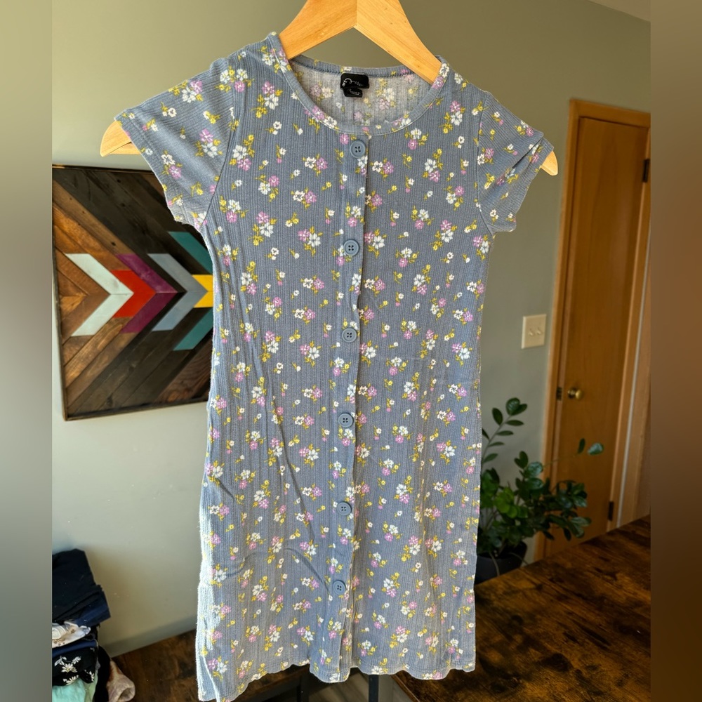 Trendy and comfy girls ribbed knit floral dress with a button front. Size 7/8